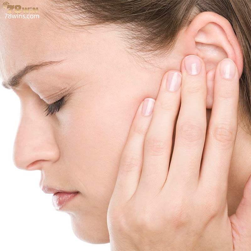 Ngứa tai phải có thể đến từ việc không lấy ráy tai