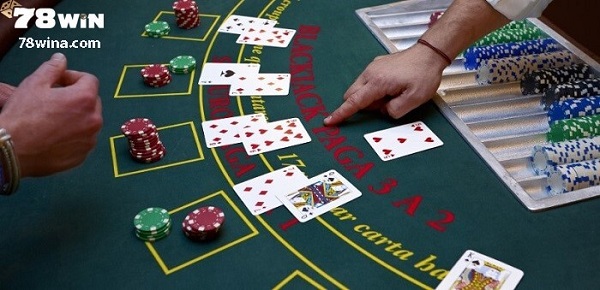 Trong cách chơi Blackjack thì mỗi bàn cược sẽ có tối đa là 7 người và 01 nhà cái 