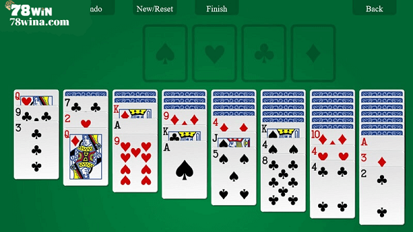 Bàn game xếp bài solitaire cổ điển được quy định như thế nào?