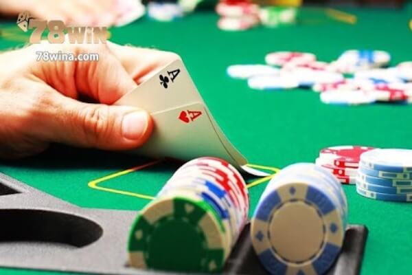 Người tham gia đánh poker 3 lá cần cược đặt chỗ (Ante)